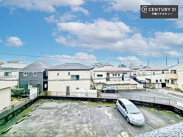 落ち着きある住宅街です!周囲には高い建物がなく、空が広く開放感があり、陽当たりを大きく遮られることもありません!気持ちの良い風が通り抜ける街並みです!