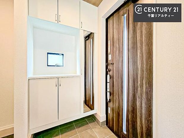 シューズクローク付きです!シューズだけでなくベビーカーや折り畳み自転車、アウトドア用品もスッキリと片付けられます!