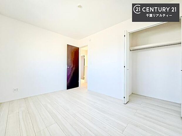 収納スペースを完備しており、衣類やおもちゃ、学用品などをすっきり整理できます。お部屋を広く使えるため、快適で整った住空間を実現します。