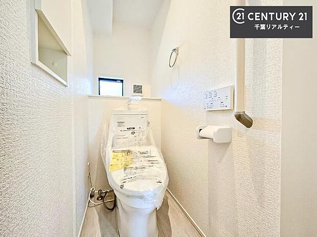 1・2階にトイレがございます!朝の忙しい時間帯も待たずにすみそうですね。白を基調とした清潔感のあるトイレでお手入れがしやすいです!