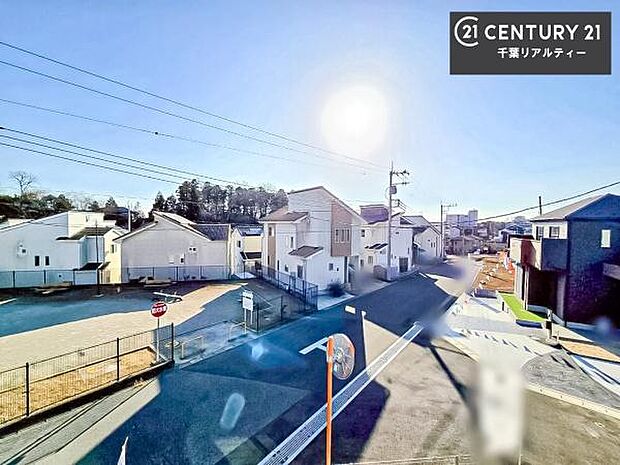 晴れた日には青い空を見渡せる開放的な時間を楽しめます。気持ちの良い風が通り抜ける街並みです!