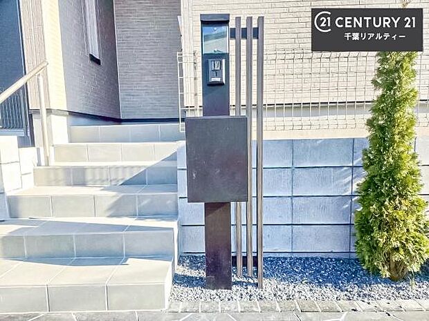 郵便ポスト付きで不在時でも荷物が受け取れてとっても便利!家にいなきゃいけないストレス回避!再配達の手間が省けます!