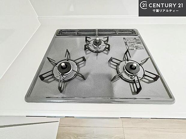 コンロは三口あるのでお料理の同時進行ができます。もちろんグリル付きです。調理スペースも広々している為作業がしやすい！使い勝手が良いシステムキッチンです！