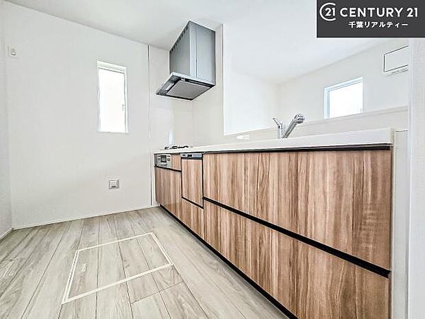 大人気の対面式システムキッチンを採用しています！ご家族のコミュニケーションが自然と増える設計です。お子様にも目が届くので嬉しいですね。広々使えて快適に作業が進みます。