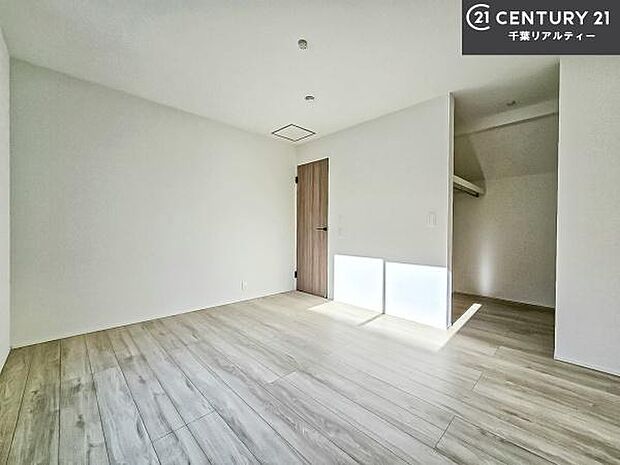 優しい光が差し込む洋室は、朝の目覚めも気持ちが良さそうですね。おうち時間もゆったりと過ごすことができます。優しい色合いのフローリングがどんな家具にもマッチします！