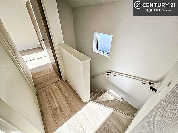 階段は明るく手摺りもついています。お子様やご年配の方も安心してご利用頂けますね。