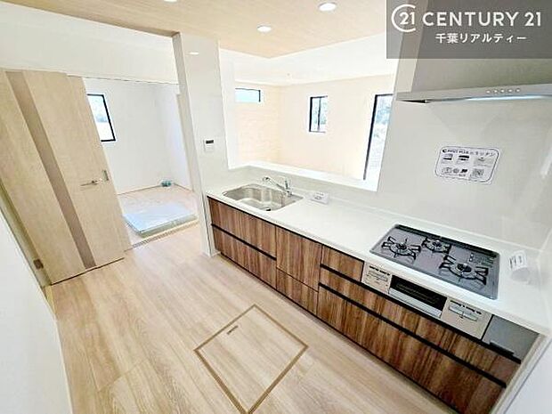 大人気の対面式システムキッチンを採用しています!ご家族のコミュニケーションが自然と増える設計です。お子様にも目が届くので嬉しいですね!広々使えて快適で作業が進みます。