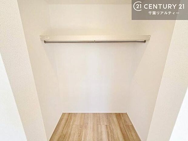 ウォークインクローゼット付きです。たくさんのお洋服などを収納しておけそうですね!他にも扇風機や加湿器など季節物の大きな家電も収納できます!