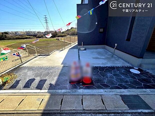 駐車スペースは2台分あります!セカンドカーはもちろん、バイクや自転車なども置き場所に困りません。