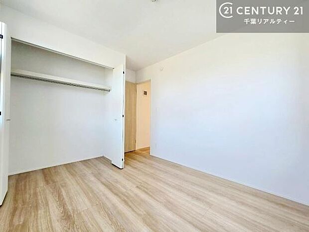 全居室に収納スペースを備えており、衣類や日用品をしっかり整理可能。お部屋を広く快適にお使いいただける、使い勝手の良い間取りです。