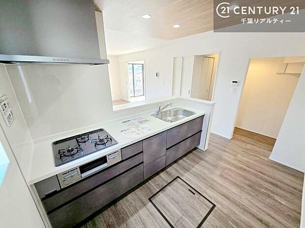 大人気の対面式システムキッチンを採用しています!ご家族のコミュニケーションが自然と増える設計です。お子様にも目が届くので嬉しいですね!広々使えて快適で作業が進みます。