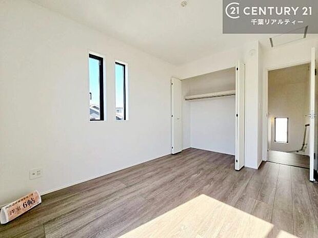 全居室に収納スペースを備えており、衣類や日用品をしっかり整理可能。お部屋を広く快適にお使いいただける、使い勝手の良い間取りです。