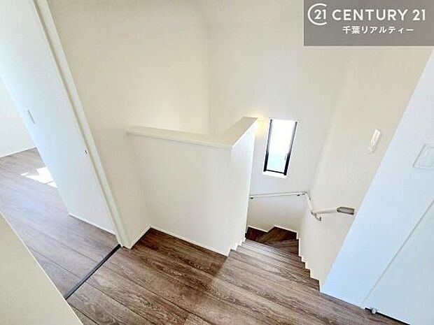 階段は明るく手摺りもついています!お子様やご年配の方も安心してご利用頂けますね!