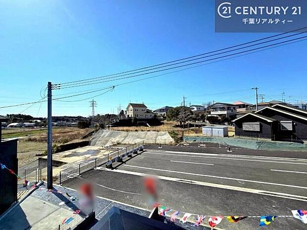 眺望良好なバルコニー。お天気のいい日にはバルコニーへでてリフレッシュするのもいいですね!