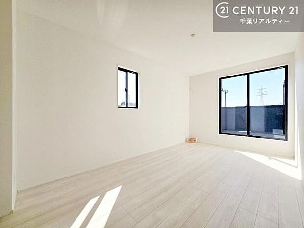 バルコニーに面している洋室です。明るく温もりがあり、換気もしっかりできます!朝起きて、外に出て背伸びをしつつ深呼吸をし良い朝を迎え入れることができます。