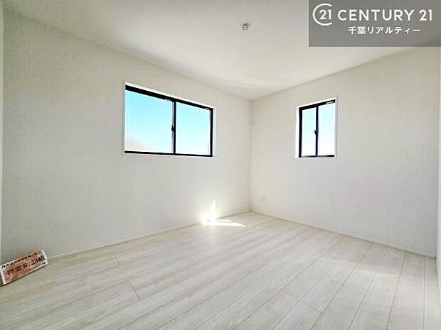 掃き出し窓がないお部屋は、お子様のお部屋としても安心です!収納スペースも充実しているので散らかったお部屋をサッと片付けられます!