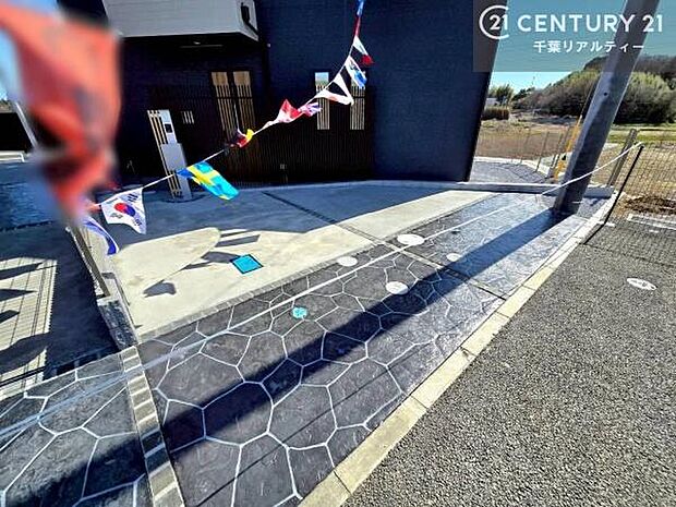 駐車スペースは2台分あります!セカンドカーはもちろん、バイクや自転車なども置き場所に困りません。