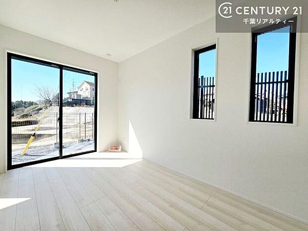 リビングに隣接した洋室は、開放すればLDKとつながる開放的な空間に。お子様の遊び場やワークスペース、客間など多目的に活用できる便利なお部屋です。