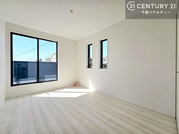 明るい室内は、風通しも良く、明るく大変居心地の良い空間となっております。リラックスして過ごせる心地の良いお部屋です!