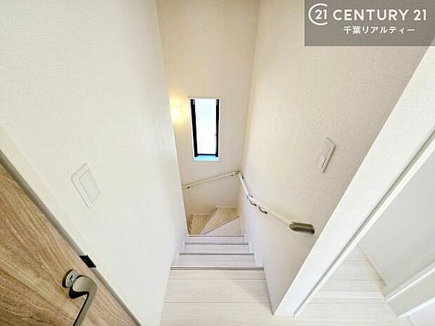 階段は明るく手摺りもついています!お子様やご年配の方も安心してご利用頂けますね!