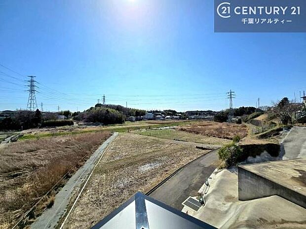 眺望良好なバルコニー。お天気のいい日にはバルコニーへでてリフレッシュするのもいいですね!