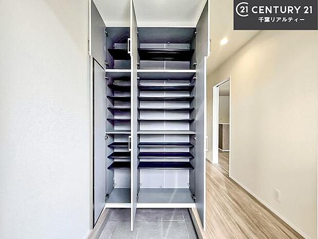 シューズボックス付きなので、玄関が片付きお掃除がしやすいです！スッキリした玄関で戸を開けた瞬間、清潔感のある心地いい空間が出迎えてくれます。