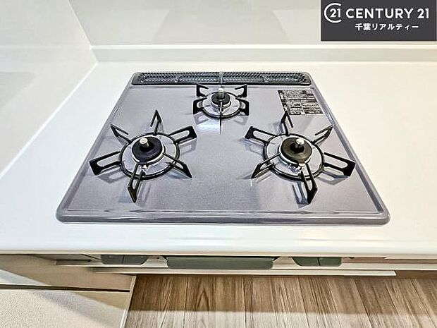 コンロは三口あるのでお料理の同時進行ができます。もちろんグリル付きです。調理スペースも広々している為作業がしやすい！使い勝手が良いシステムキッチンです！