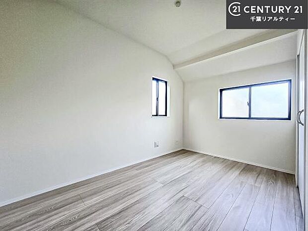 掃き出し窓がない洋室は子供部屋に最適です！2面採光にもなっておりしっかり光も入るので快適にお過ごしいただけます！