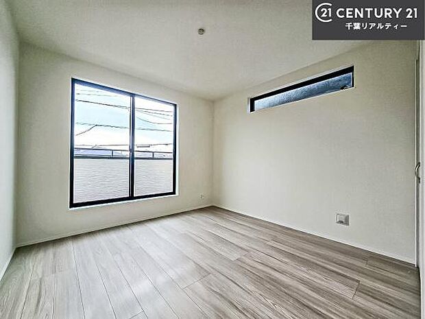 バルコニーに面している洋室です。明るく温もりがあり、換気もしっかりできます！朝起きて、外に出て背伸びをしつつ深呼吸をし良い朝を迎え入れることができます。