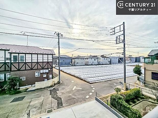 落ち着きある住宅街です！周囲には高い建物がなく、空が広く開放感があり、陽当たりを大きく遮られることもありません！気持ちの良い風が通り抜ける街並みです！