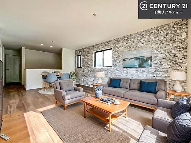 家具はCGパースです。優しい陽だまりがリビングを包んでくれて居心地の良い空間を演出してくれます！自然と家族が集い会話が増える心地よい空間！