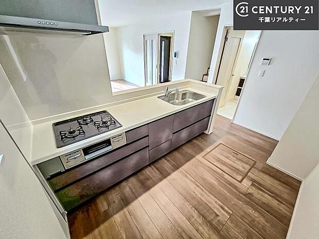 ゆとりある調理スペースで作業がしやすい快適なキッチンです！お子様と一緒にお菓子造りも楽しめる広々スペースです。楽しい調理時間になりそうですね！