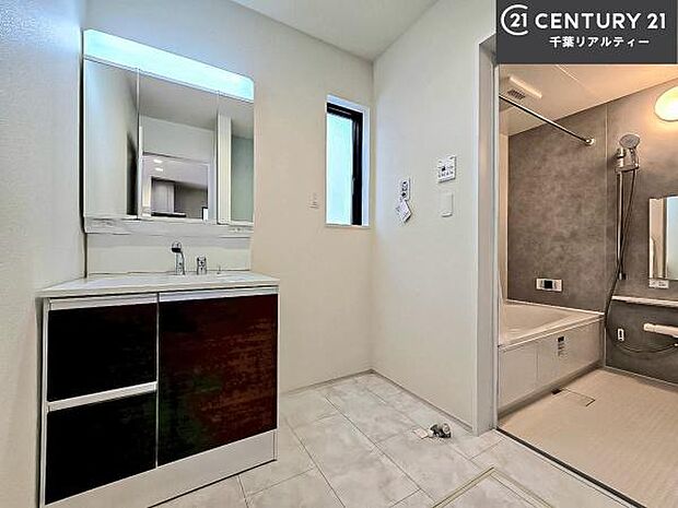 小窓のついた洗面所は、光と風が入りやすく、いつでも快適にお使いいただけます。三面鏡で使い勝手が良く、鏡裏収納も備えておりますので、日用品やスキンケア用品もすっきり整理できます。