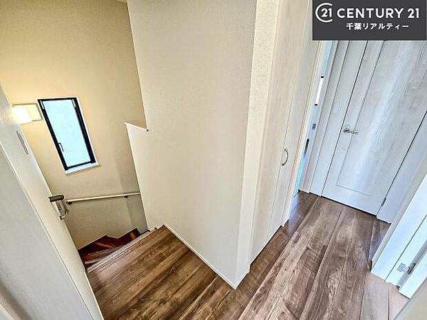 階段は明るく手摺りもついています。お子様やご年配の方も安心してご利用頂けますね。