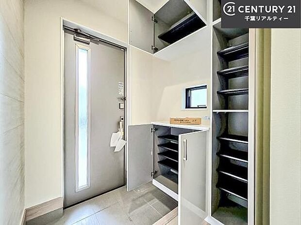 シューズボックス付きなので、玄関が片付きお掃除がしやすいです！スッキリした玄関で戸を開けた瞬間、清潔感のある心地いい空間が出迎えてくれます。