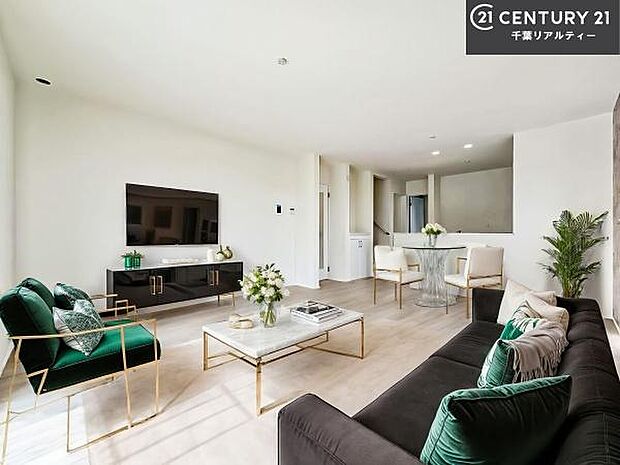 家具はCGパースです。大切な家族が集まるからこそLDKにはこだわりたい。子供たちが元気に笑いながら走り回っている姿を見た時が「広い家にして良かった」と思う瞬間です。