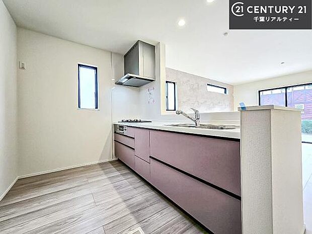 大人気の対面式システムキッチンを採用しています！ご家族のコミュニケーションが自然と増える設計です。お子様にも目が届くので嬉しいですね。広々使えて快適に作業が進みます。