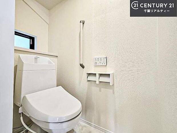 1・2階にトイレがございます！朝の忙しい時間帯も待たずにすみそうですね。白を基調とした清潔感のあるトイレでお手入れがしやすいです！