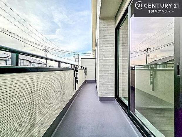 陽当たり良好なバルコニーです！晴れた日には青い空を見渡せる開放的な時間を楽しめます。