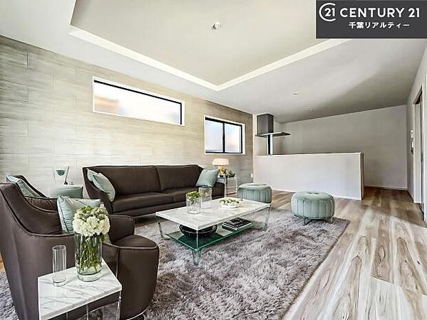 家具はCGパースです。心地良いリビングは家族が自然と集まります。家族団欒の時間が増えそうです。ご家族と、より一層充実した時間を過ごせそうですね。明るく開放的な空間です。