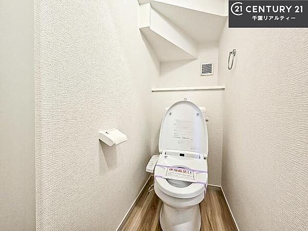 温水洗浄便座につき、冬場は便座が暖かくできるので冷たい便座に座らずに済む嬉しい仕様です!シンプルなカラーを基調としているので、お手入れがしやすいです。