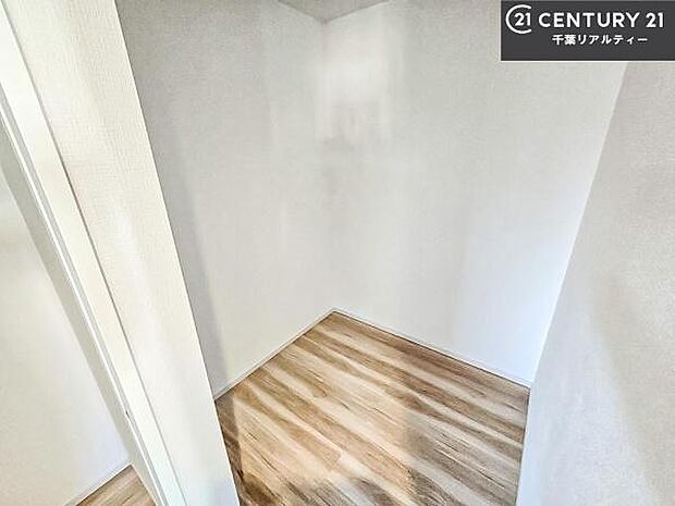 ウォークインクローゼット付きです。たくさんのお洋服などを収納しておけそうですね!他にも扇風機や加湿器など季節物の大きな家電も収納できます。