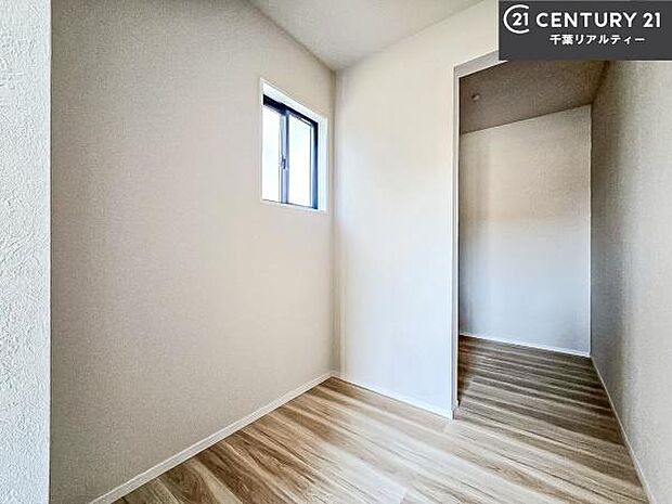 明るい室内は、風通しも良く、明るく大変居心地の良い空間となっております。リラックスして過ごせる心地の良いお部屋です!朝の目覚めがスッキリしますね!