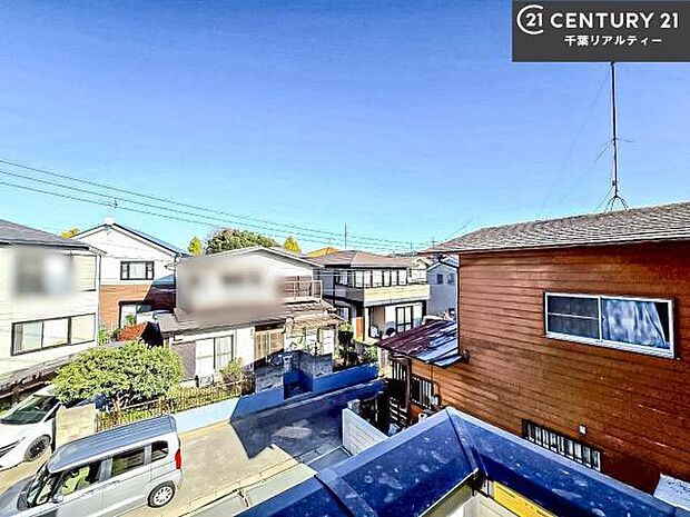 落ち着きある住宅街です!周囲には高い建物がなく、空が広く開放感があり、陽当たりを大きく遮られることもありません!気持ちの良い風が通り抜ける街並みです!