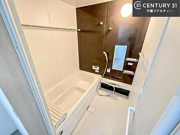 広々バスで一日の疲れをリフレッシュ。足が伸ばせるので、浴槽にもゆったりと浸かれますね!毎日のバスタイムが楽しみになります。