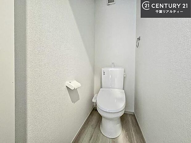 1・2階にトイレがございます!朝の忙しい時間帯も待たずにすみそうですね。白を基調とした清潔感のあるトイレでお手入れがしやすいです!