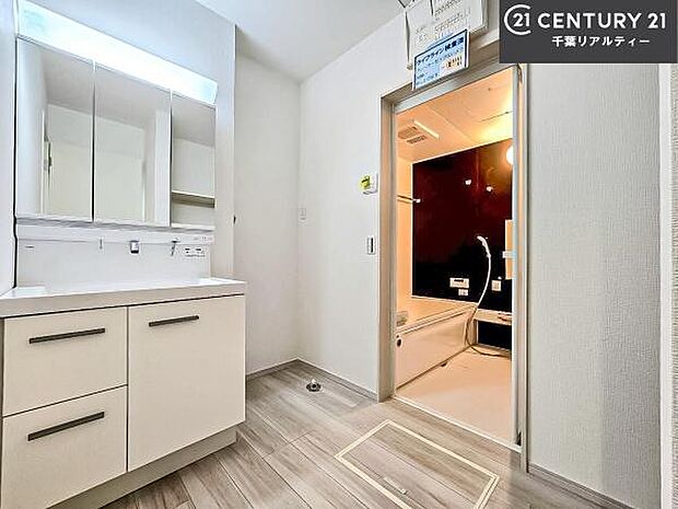 三面鏡仕様の洗面所は、身だしなみがしやすい造り!裏は収納になっています。ドライヤーやお化粧道具を片付けられるので洗面台周りをスッキリと見せることが出来ます!