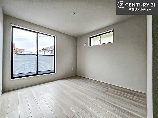 バルコニーに面している洋室です。明るく温もりがあり、換気もしっかりできます!朝起きて、外に出て背伸びをしつつ深呼吸をし良い朝を迎え入れることができます。