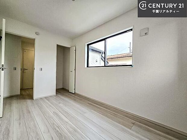 洋室は子供部屋や寝室、色々と用途多彩に利用できますね。収納力もたっぷりなので、広々気持ちよく過ごすことができます。