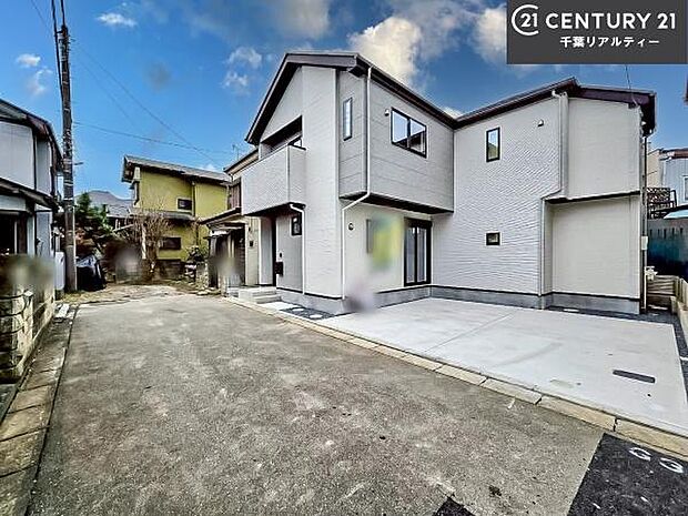 前面道路は4.5m!陽当り良好な立地です。車庫入れが苦手な方も安心ですね。